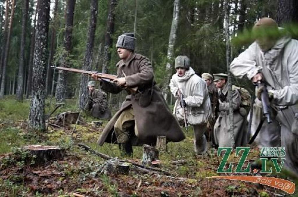 Ap pusotrs tūkstotis rīdzinieku, jelgavnieku, valgundnieku, kalnciemnieku, skautu, jaunsargu, zemessargu un citu organizāciju pārstāvju sestdien pulcējās Latviešu strēlnieku Ziemassvētku kauju piemiņas vietās par godu kauju 95 gadu...