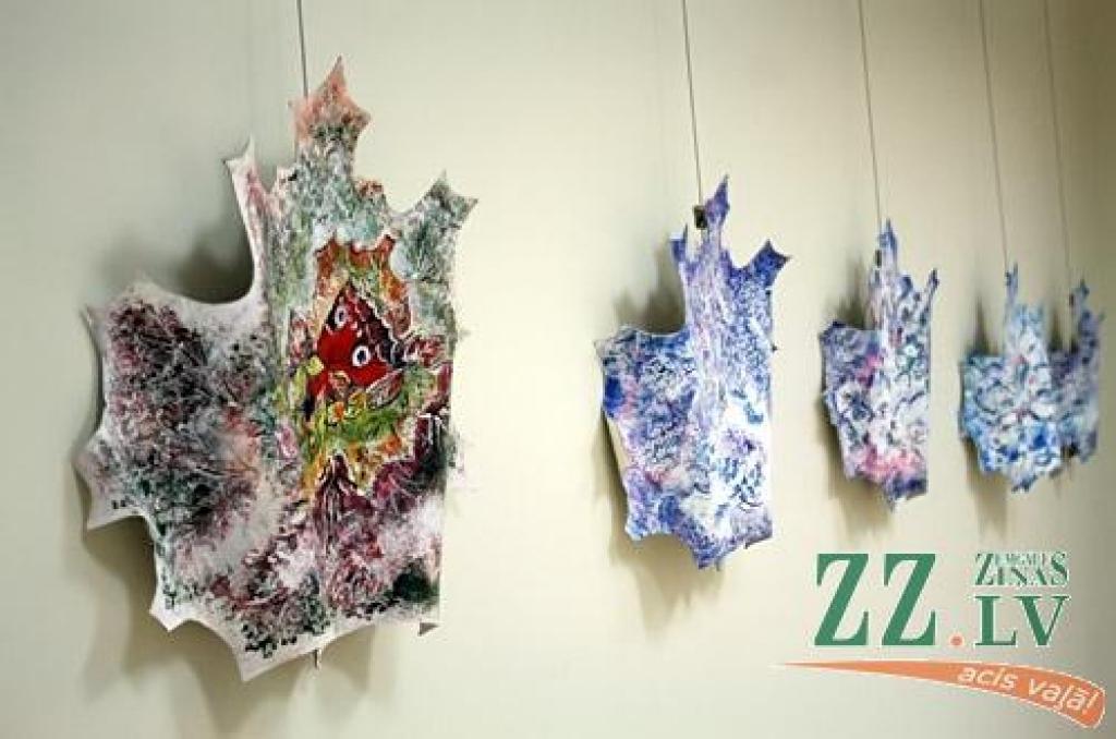 «Izstāde veidota kā pasaka, kuru sarakstījusi ir pati māksliniece Anna Ziemele. Pasakas galvenā varone - kļavu lapa -, stāsta par to, ko viņa redz, karājoties sava zarā, mainoties gadalaikiem. Iespēju noklausīties pasaku pilnībā, kā arī...