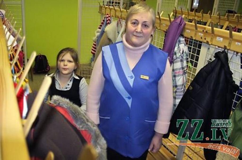 Kad ierodamies Ozolnieku vidusskolā, tur jau valda pēcpusdienas miers. Autobuss ar skolēniem aizbraucis, aizvedot līdzi bērniem raksturīgo kņadu, burzīšanos un grūstīšanos, kuras laikā vēl jāsaģērbjas. Vislielākais «kara lauks» garderobē gan ir no rīta, kad pēdējā brīdī atbraukušam veselam pulkam skolas bērnu jāpaspēj novilkt virsdrēbes un zābaciņus, teic ģērbtuves pavēlniece Ausma Zemture, izrādot savu «valstību».
Autors: Agris Samcovs