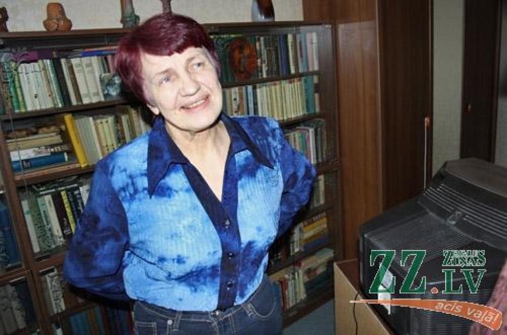 «Lasīšanas kāre man jau no bērnības. Vecākajam brālim mācīja lasīt, un es četros gados mācījos līdzi. Bez grāmatām dzīve nemaz vairs nav iedomājama,» atzīst viena no cītīgākajām Miezītes bibliotēkas lasītājām Ilze Kuzmina.
Autors: Agris Samcovs