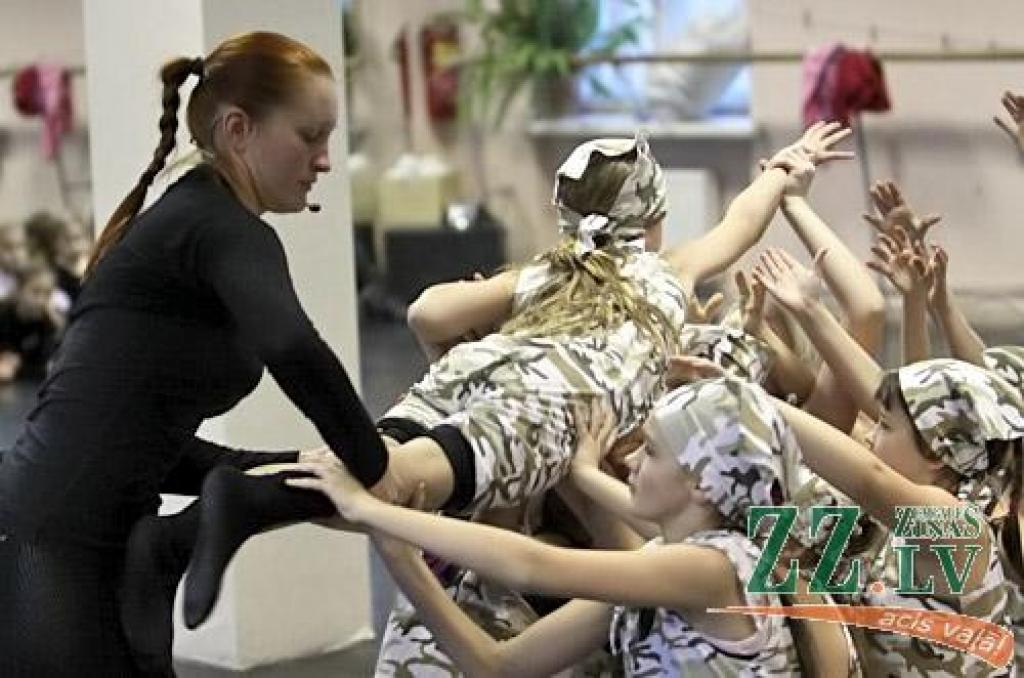 Sestdien pilsētas kultūras namā pulksten 15 un 18 «Ledus nedarbi» – ikgadējā «Benefices» atskaite Jelgavas skatītājiem. Interviju ar mūsdienu deju studijas vadītāju Anniku Andersoni lasiet ceturtdienas laikrakstā.
Autors: Agris Samcovs