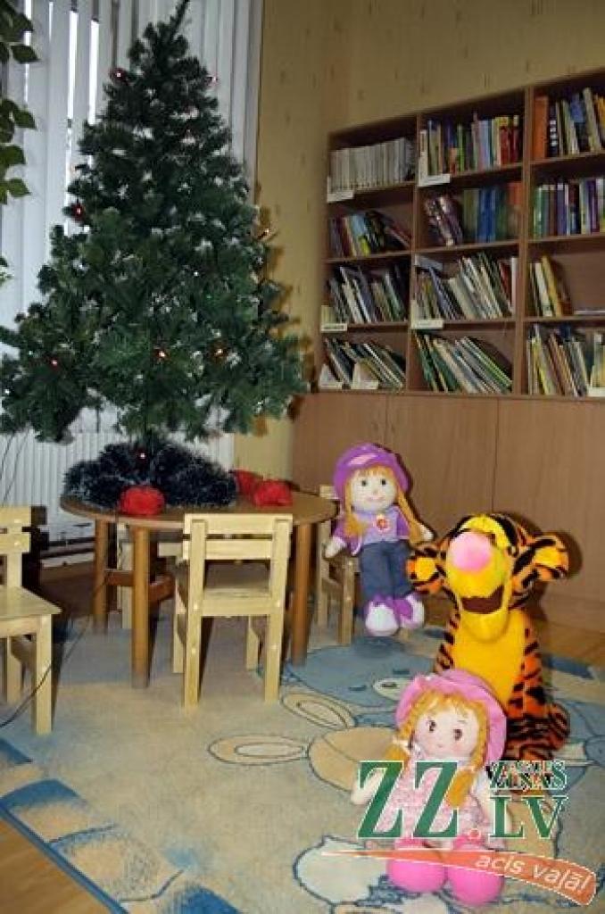 «Pērn pavasarī, manot, kā apkārt tiek īstenoti «Leader» programmas projekti, skatījos, vai uz tiem nevar pretendēt arī bibliotēkas. Atradu punktu, ka finansējumu iespējams saņemt arī iestāžu aprīkojumam. Tieši tas, kas mums vajadzīgs!» ceļu uz pārvērtībām Lielplatones pagasta grāmatu krātuvē atklāj tās vadītāja Māra Puriņa.
Autors: Agris Samcovs