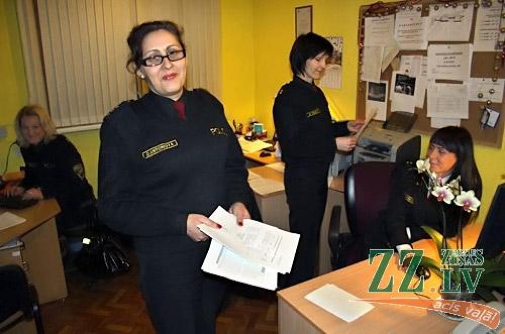 Pagājušajā gadā Jelgavas Pašvaldības policija piedalījusies 31 bērna izņemšanā no ģimenēm, kurās konstatēti bērnam nelabvēlīgi apstākļi – vecāki nav pildījuši bērna aprūpes pienākumus, mazie atstāti nepieskatīti. Plašāk lasiet ceturtdienas «Zemgales Ziņās».
Autors: Agris Samcovs