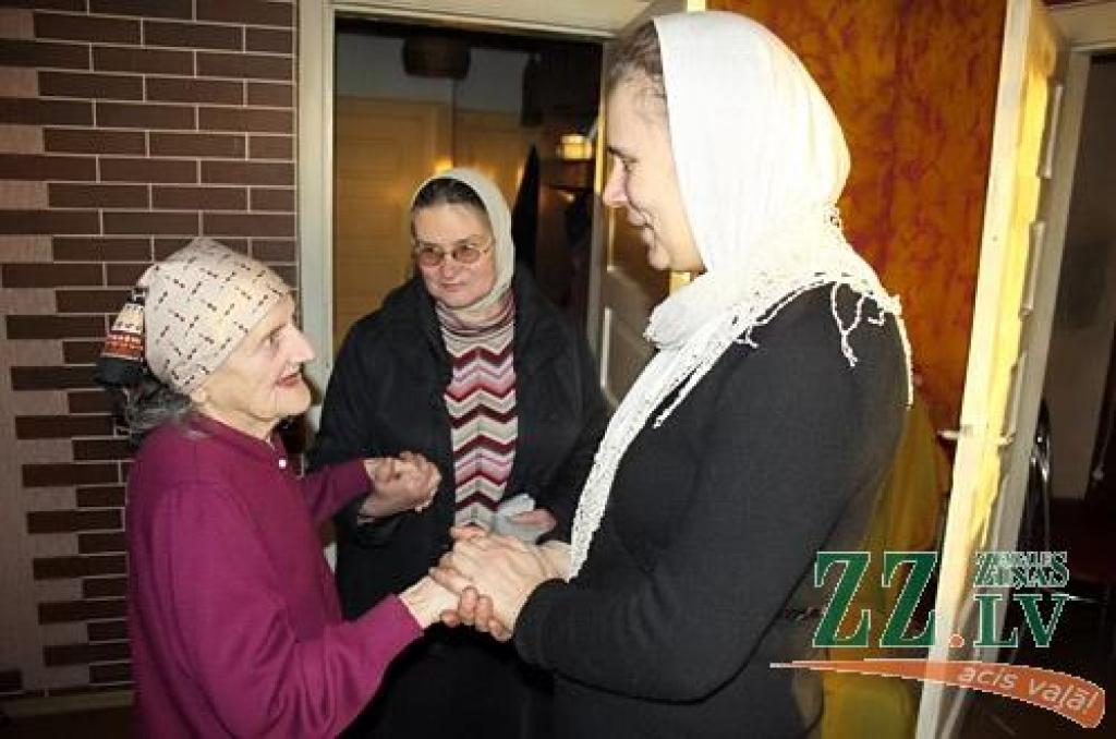 Jelgavas Vissvētākās Dievmātes aizmigšanas pareizticīgo draudzes piederīgā Zinaīda Grosa, kura nosvinējusi 92. jubileju, dzimusi Ludzas pusē, Pildas pagastā. 
Autors: Agris Samcovs