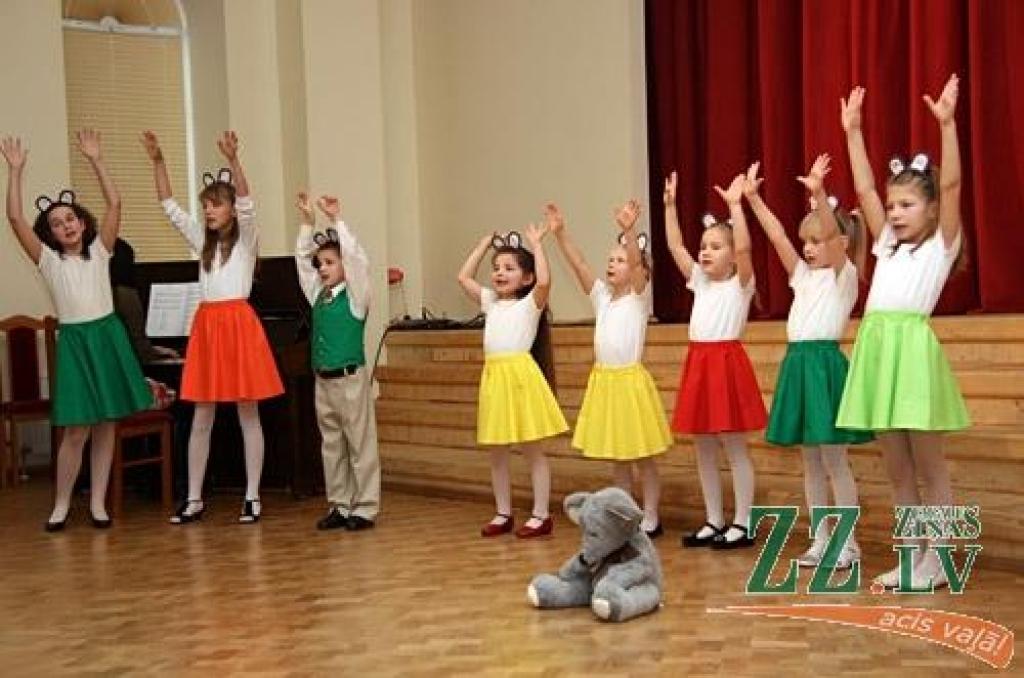 Vircavas tautas namā visa sestdiena bija atvēlēta Jelgavas, Olaines novadu un Jelgavas pilsētas vokālo ansambļu skatei, kur savu vokālo meistarību rādīja 21 dziedošais kolektīvs. Viskuplākais pulks – četrpadsmit ansambļu – pārstāvēja...