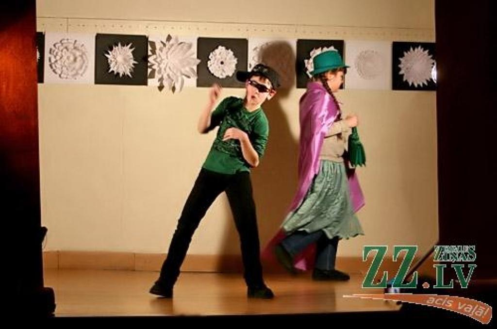 Atbilstoši tēmai - «No akmens laikmeta līdz XXII gadsimtam» - 15.februārī notikušajā karnevālā Jelgavas Mākslas skolā audzēkņi rādīja, uz ko spējīga viņu fantāzija, radot tērpus. Karnevāla viesu vidū bija gan faraoni un dievi, gan...