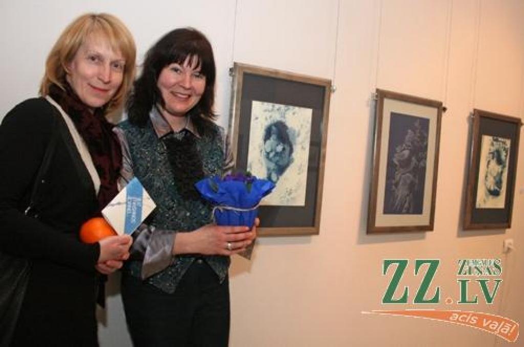 Pēdējo nedēļu novērojumi liecina, ka mākslas izstāžu atklāšanas (vai dažkārt noslēgumi) Jelgavā kļūst aizvien sirsnīgāki. Par to varēja pārliecināties arī tie apmeklētāji, kas īsi pirms Ledus skulptūru festivāla atklāšanas piektdienas...