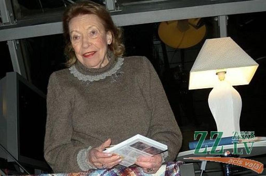 Dzejniece Astrīde Ivaska mūža lielāko daļu pavadījusi, kā pati saka, «Pasaules pagalmos» – Vācijā, ASV, Īrijā. 2001. gadā atkal atgriezusies uz dzīvi Rīgā, bet viņas dzeju Latvijā nemaz tik daudzi nezina. Tādēļ 3. februārī Jelgavas...