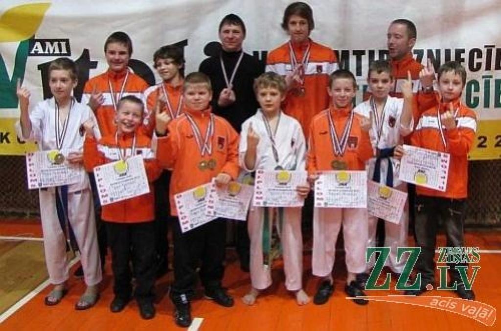 Autors: No sportistu personīgā albuma