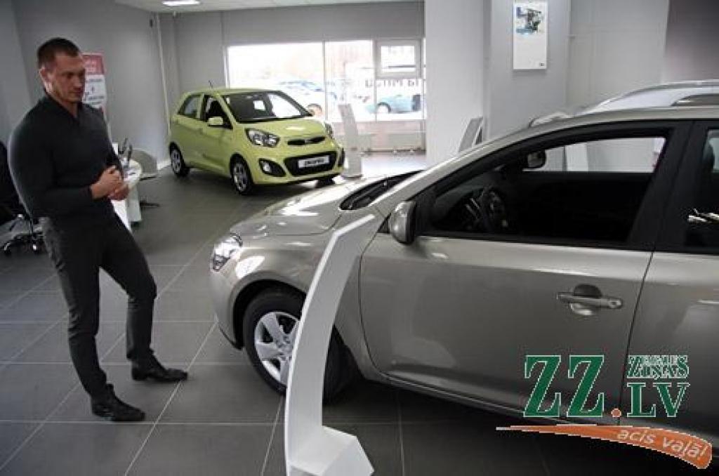 «Kia Mitau» tirdzniecības vadītājs Helmuts Vanags stāsta, ka pārdotas vairākas automašīnas, kuru vērtība vidēji ir no 16 līdz 20 tūkstošiem eiro.
Autors: Agris Samcovs