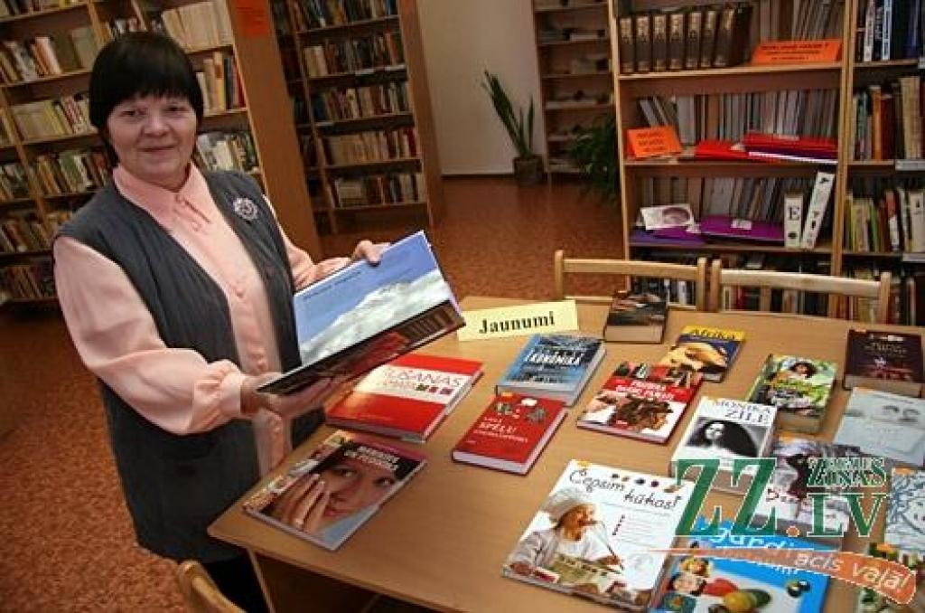 Preses izdevumu un jaunu grāmatu iegādei Jelgavas novada pagastu pārvaldes savām bibliotēkām šogad plāno tērēt aptuveni tūkstoš latu. Tas ir tikpat vai mazliet vairāk nekā pērn, atzīst aptaujāto bibliotēku vadītājas, piebilstot, ka ar piešķirto summu var iztikt tīri labi, jo pastāv iespējas mainīties ar citām grāmatu krātuvēm. Ozolnieku novada un Jelgavas pašvaldības grāmatām piešķīrušas krietni lielāku summu.
Autors: Agris Samcovs