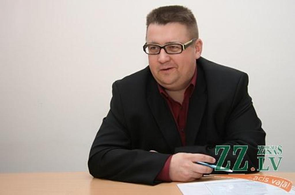 «Rīkosimies, lai paaugstinātu Latvijas virslīgas līmeni gan sportiskajā ziņā, gan lai piesaistītu skatītājus un līdz to arī sponsorus,» iecerējis futbola kluba «Jelgava» valdes priekšsēdētājs Ainārs Tamisārs, kurš februāra sākumā Latvijas futbola čempionāta desmit virslīgas klubu pārstāvju kopsapulcē pēc biedrības «Latvijas Futbola virslīga» tika ievēlēts par tās priekšsēdētāju. 
Autors: Agris Samcovs