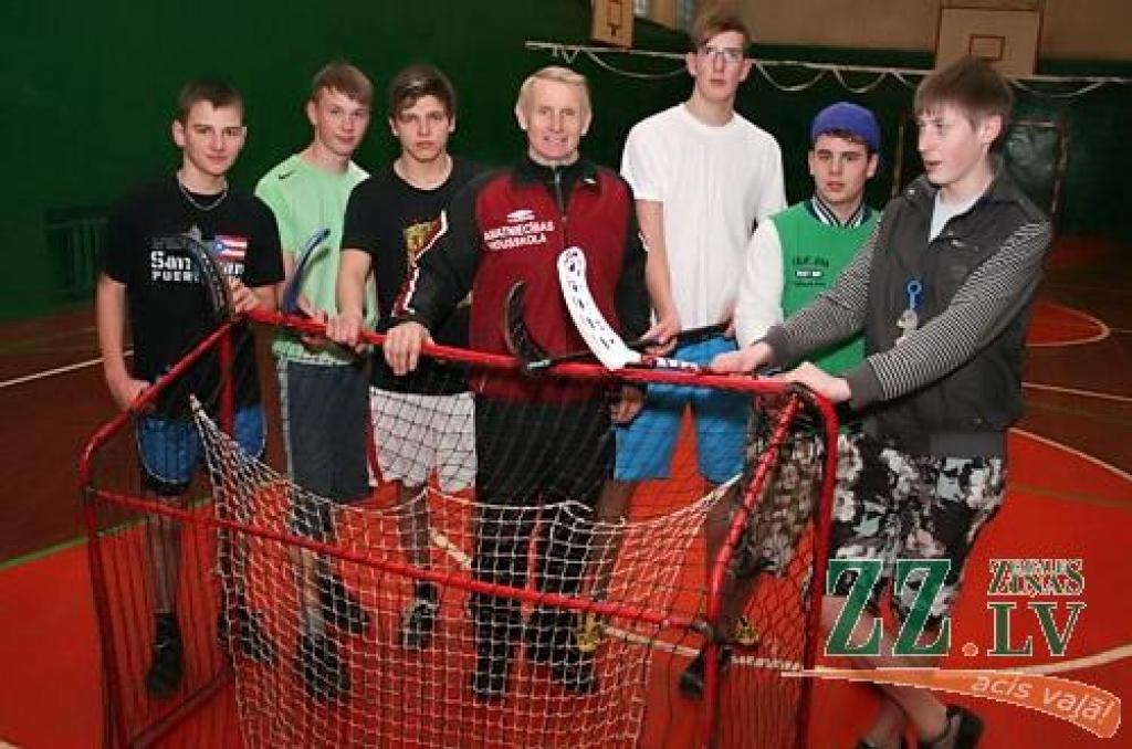 «Tas man lielākais gandarījums, ka viņi paši nāk un sporto,» priecājas ilggadējais sporta skolotājs Imants Šillers. 
Autors: Agris Samcovs