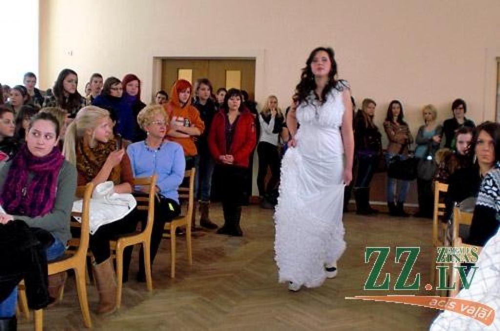 Pašu darinātos tērpus demonstrē Amatu vidusskolas audzēknes, kas mācās par stilistēm.  
Autors: Gaitis Grūtups