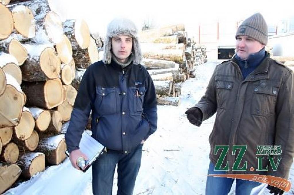 Modernas tehnoloģiskās līnijas palaišana cēlkoka grīdu rūpnīcā «Amber Wood» Jaunsvirlaukas pagasta Vārnās un jaudīgāka strāvas transformatora uzstādīšana masīvu priedes koka mēbeļu rūpnīcai «Eibe L», kas atrodas Jelgavā, Graudu ielā, liecina par ražošanas pieaugumu kokapstrādē.   2011.
Autors: Agris Samcovs