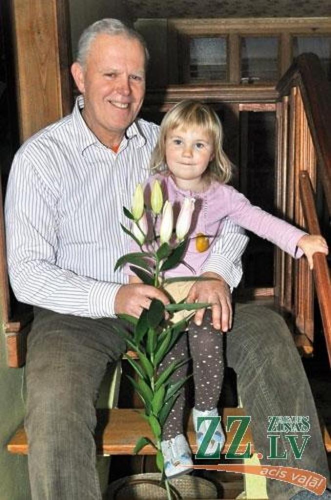 Ivara Zilgalvja divarpus gadu vecā mazmeita Aleksandra Rozmarija ir viņa zinātkārā asistente.
Autors: Žanna Zālīte