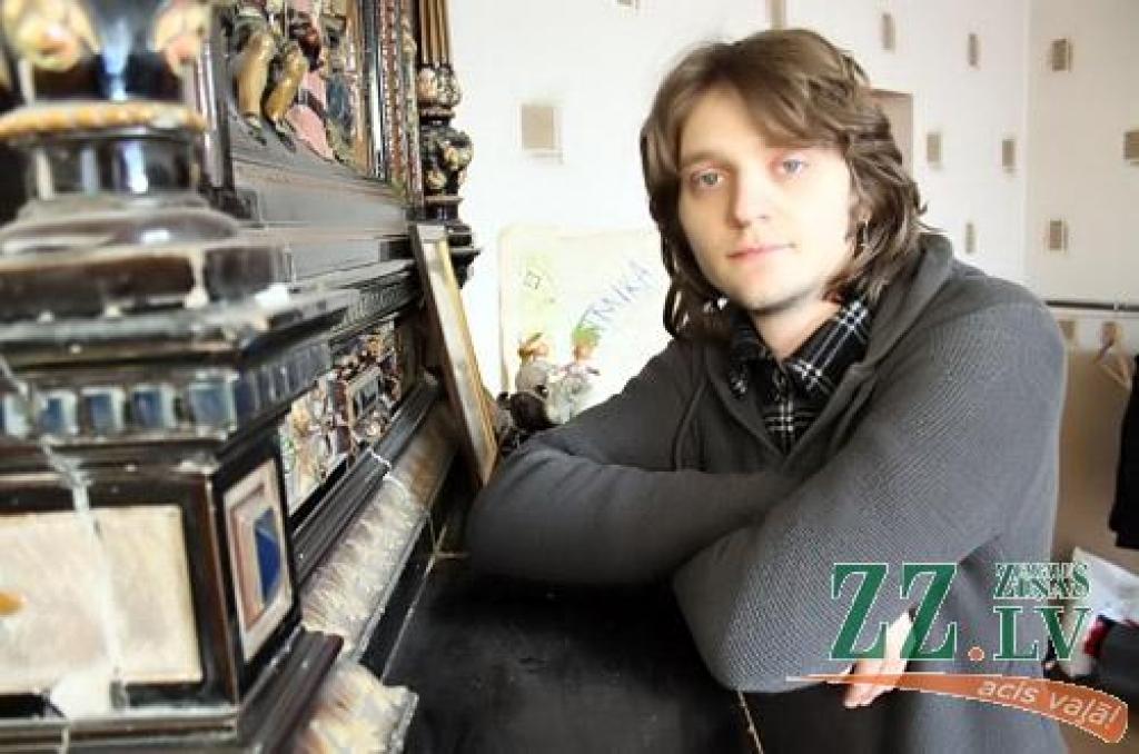 Mūzikas maģistrs Ervīns Ramiņš Latvijas Mūzikas akadēmijā mācījies trombona spēli, bet nu jau piekto gadu māca dziedāt Jelgavas Bērnu un jauniešu mūzikas kluba (BJMK) Rokskolas audzēkņus. 
Autors: Agris Samcovs