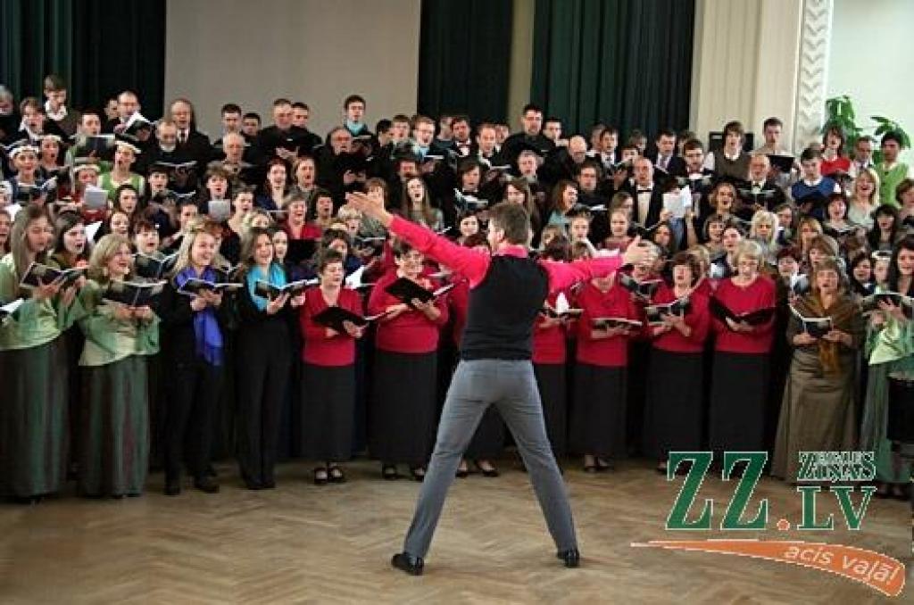 Šoreiz atšķirībā no vairākiem iepriekšējiem gadiem pilsētas un novadu kori netika dalīti atsevišķās plūsmās, tā ka interesentiem Jelgavas Valsts ģimnāzijas zālē bija lieliska iespēja (turklāt bez maksas) dzirdēt 14 («Gaisma», Kalnciema...