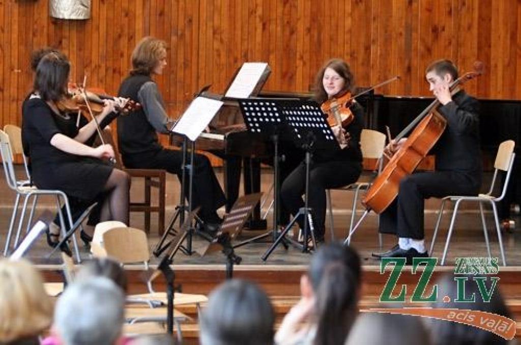 Turpinot ciklu «Skolai – 90», ceturtdienas vakarā Jelgavas Mūzikas vidusskolas koncertzālē skanēja mūzikas skolas izglītības programmas «Stīgu instrumenti – vijoļspēle» audzēkņu koncerts.

Piecu skolas vijoļspēles pedagogu (Larisas...
