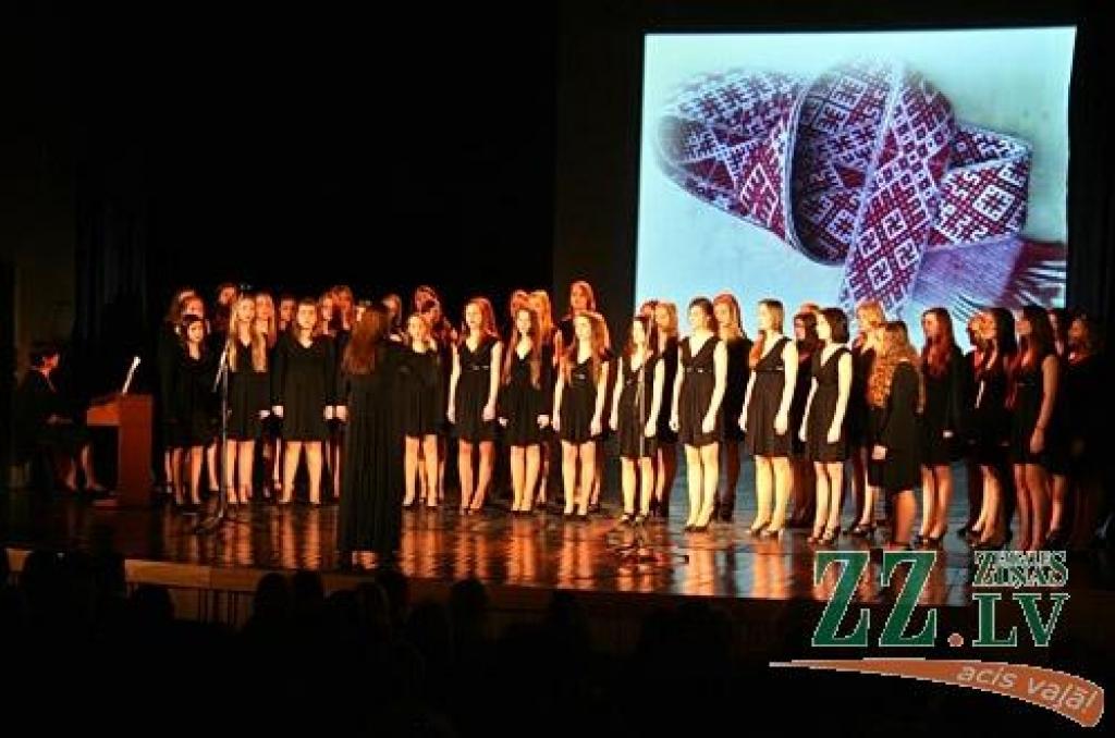 Ap piecsimt koristu, dejotāju, aktieru un orķestrantu no vienpadsmit Jelgavas skolu un Latvijas Lauksaimniecības universitātes mākslas kolektīviem uzstājās Latviešu biedrības rīkotajā koncertā «Latviešu valoda un kultūra cauri gadsimtiem»,...