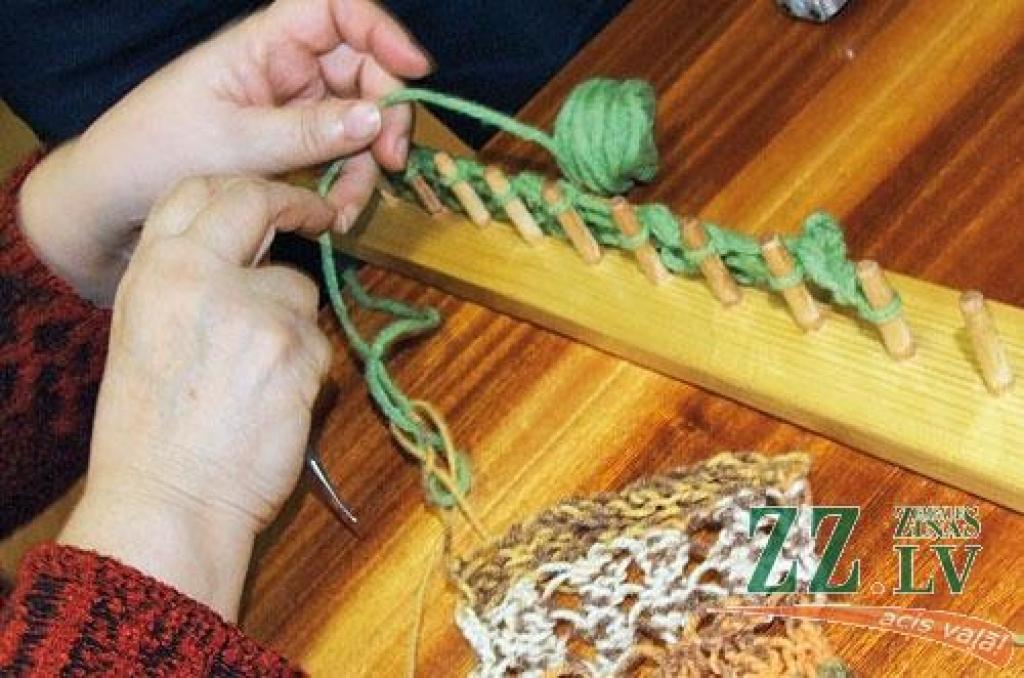 Pirmās cilpas pārtop rokdarbā. Ar zobārsta irbulīti viegli aizķert apakšējo cilpiņu un pārcelt to pāri divām augšējam.
Autors: Imants Kaziļuns