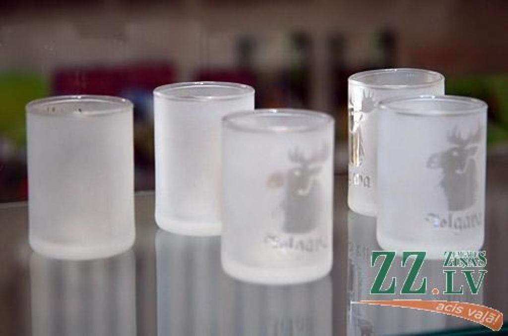 Tūristi Jelgavā labprāt iegādājas magnētus, zvaniņus un glāzītes.
Autors: Agris Samcovs