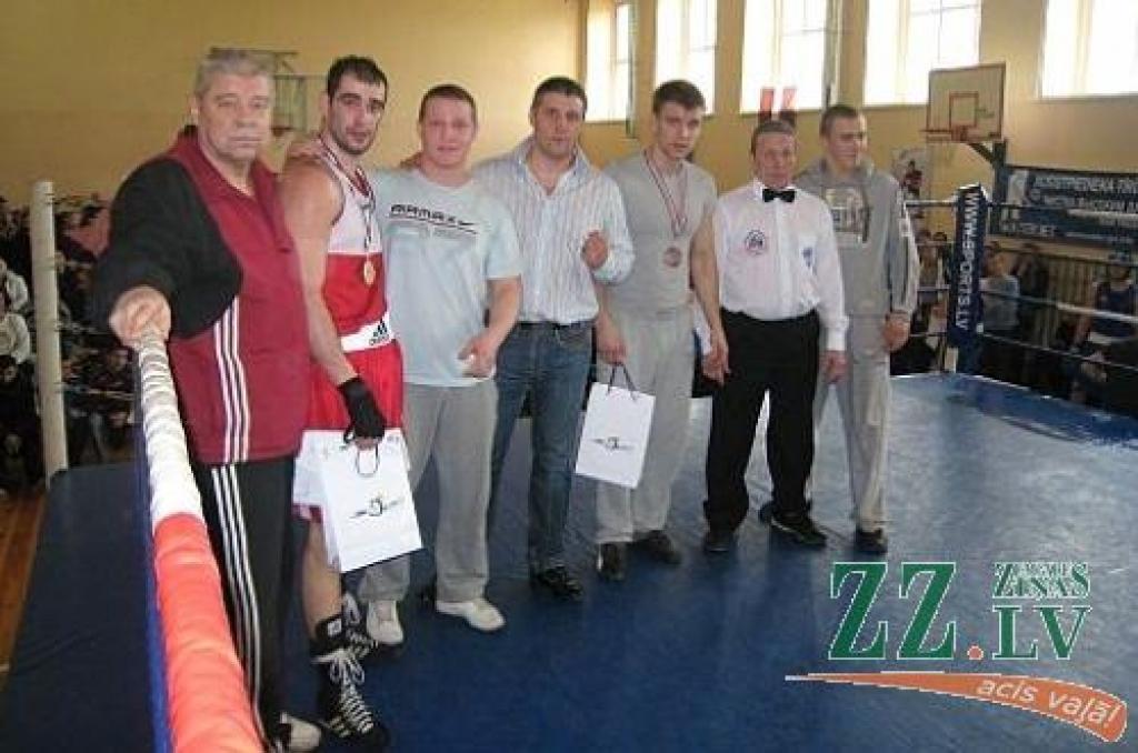 Priekšplānā – Aleksandrs Zaharovs, aiz viņa – Edijs Goba.
Autors: No sportistu personīgā albuma