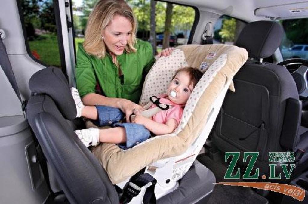 Ja vari ievietot vairāk nekā divus pirkstus starp drošības jostu un bērna krūšu kaulu, tad noteikti sēdeklīša drošības jostas jāpievelk ciešāk.