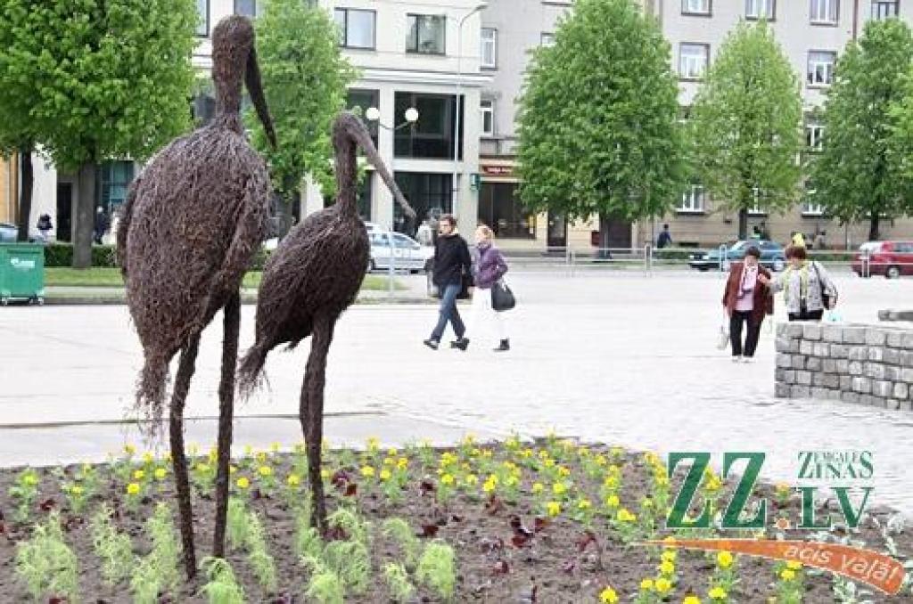 Dekoratīvie no bērzu zariem veidotie stārķi, kas pērnajā sezonā priecēja jelgavniekus un pilsētas viesus, šogad pārceļos uz citām dobēm.
Autors: Agris Samcovs