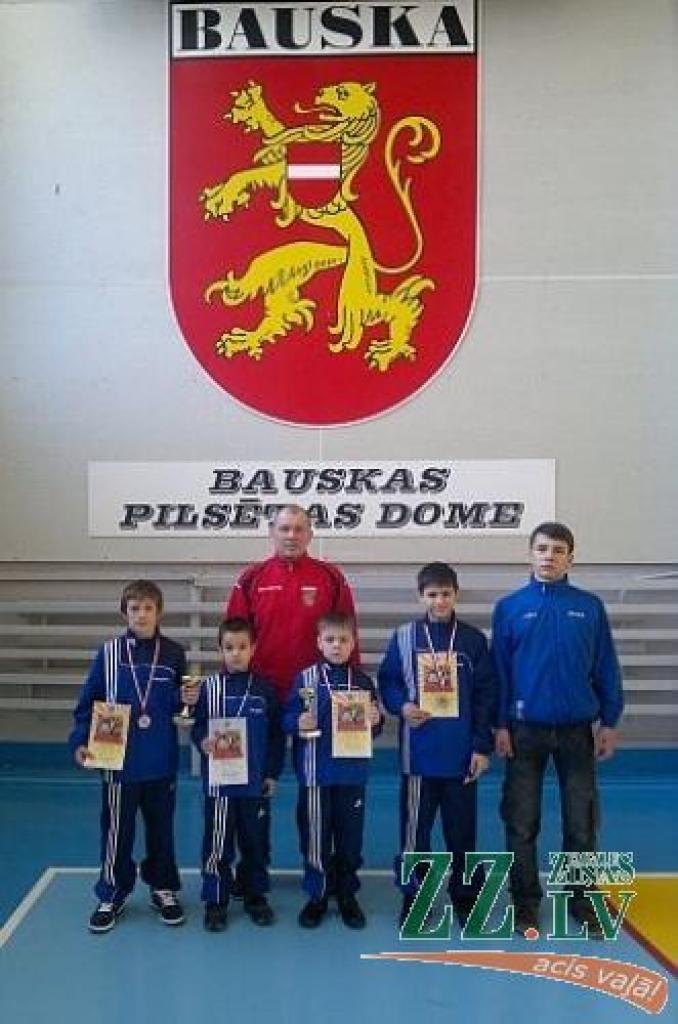 Autors: No sportistu personīgā albuma