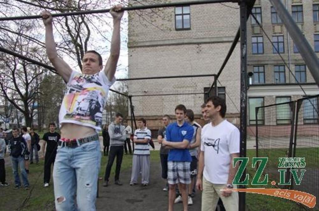 Lielāki un mazāki jelgavnieki 28.aprīlī labprāt piedalījās sacensībās un treniņos, ko organizēja Latvijas ielu vingrotāju sporta biedrība. Pasākuma laikā ielu vingrotāji ne tikai aicināja uz kopīgu vingrošanu, bet arī sniedza informāciju...