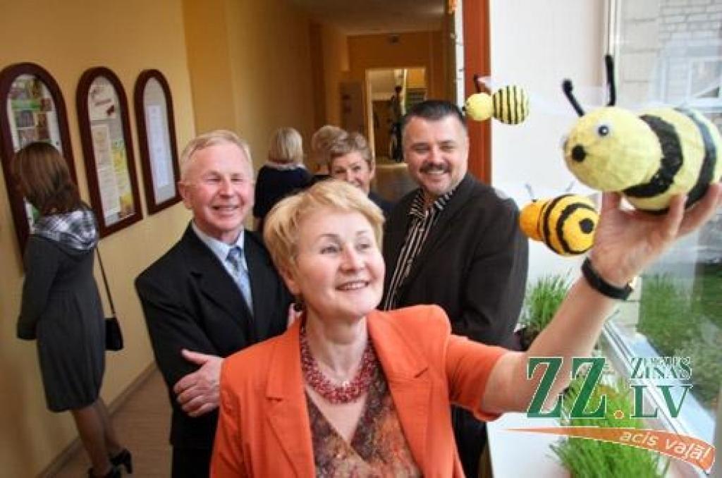 Vairāki simti pedagogu un absolventu sestdien pulcējās Jelgavas 1.Speciālās internātpamatskolas 50 gadu jubilejai veltītajā salidojumā. 
Sirsnīgā atmosfērā tikās agrākie kolēģi, absolventi, bet tagadējie skolas audzēkņi sniedza koncertu....