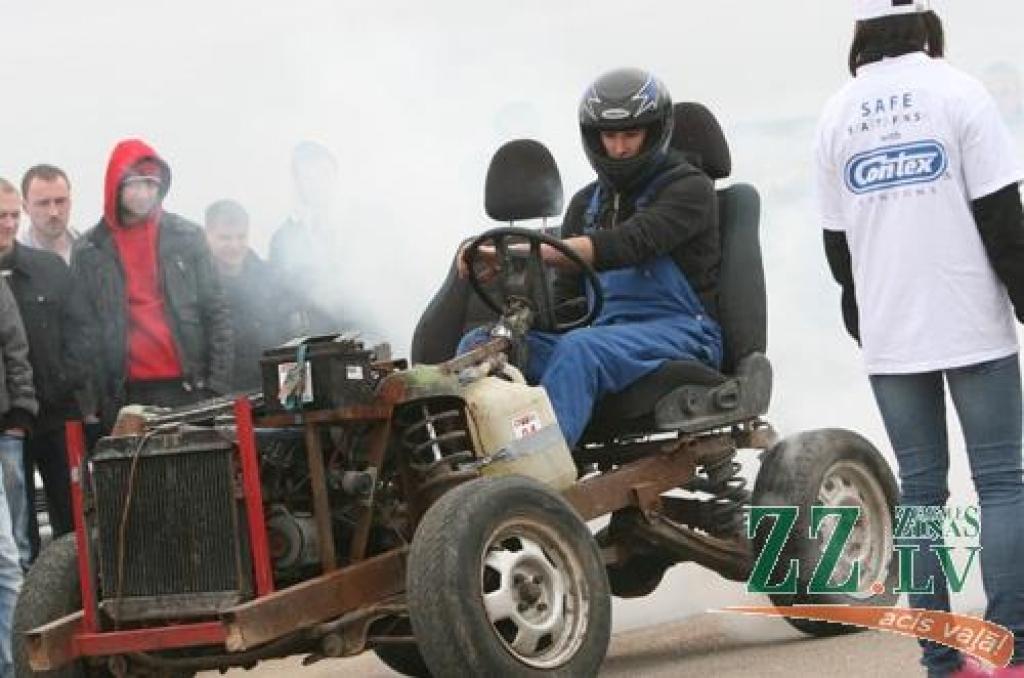 Lai parādītu savu un tehnikas varēšanu, papildināt adrenalīna devu un vienkārši atpūsties, «mehi» savas fakultātes svētkos pulcējas sporta un atpūtas kompleksā «Rullītis». Trasē notiek sacensības dragreisā un citos tradicionālos un mazāk...