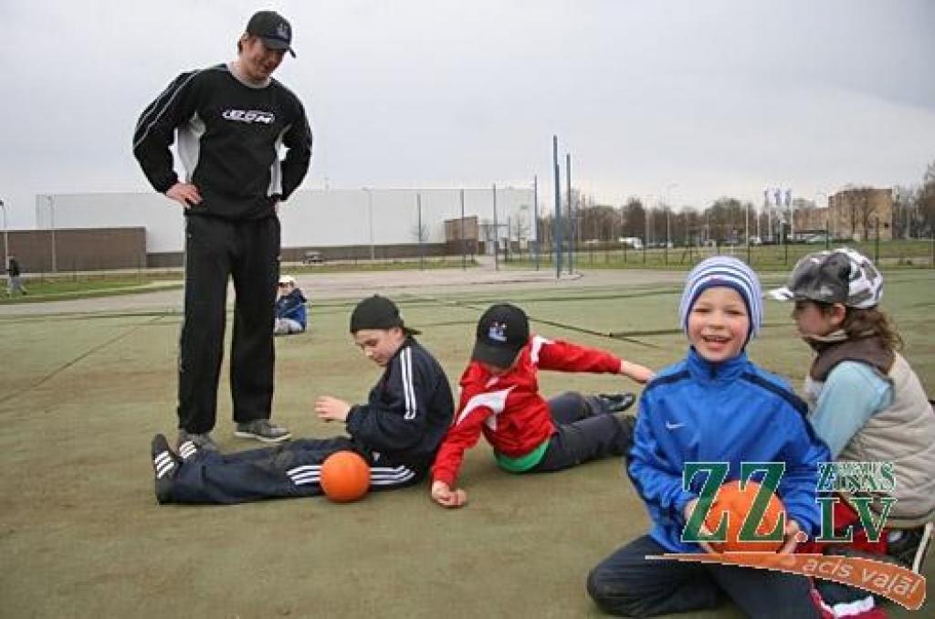 Vēl tikai nedēļa līdz pasaules hokeja čempionātam, un Latvijas izlases fani – gan tie, kas dosies uz Zviedriju, gan spēļu grafiku un TV tiešraides ar savām darba gaitām salāgojušie – domās jau ir Stokholmā. Jelgavas komandas «JLSS/Zemgale» kapteinis un Ledus sporta skolas fiziskās sagatavotības treneris Guntis Pujāts būs starp otrajiem, jo šajā laikā kopā ar kolēģiem skolosies treneru seminārā Helsinkos. 
Autors: Agris Samcovs