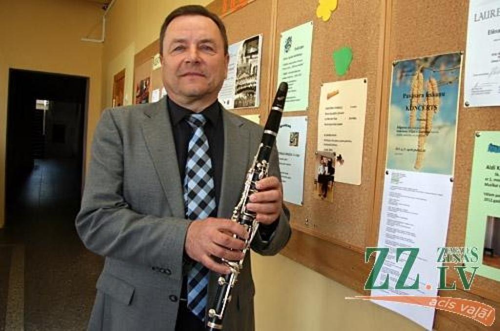 «Noteikti neesam sliktāki par citām skolām – līmeni parāda panākumi konkursos un absolventi, kuri turpina studijas Latvijas un ārzemju mūzikas augstskolās,» Jelgavas Mūzikas vidusskolas 90 gadu jubilejas svinību priekšvakarā domā direktors Artūrs Puķītis. 
Autors: Agris Samcovs