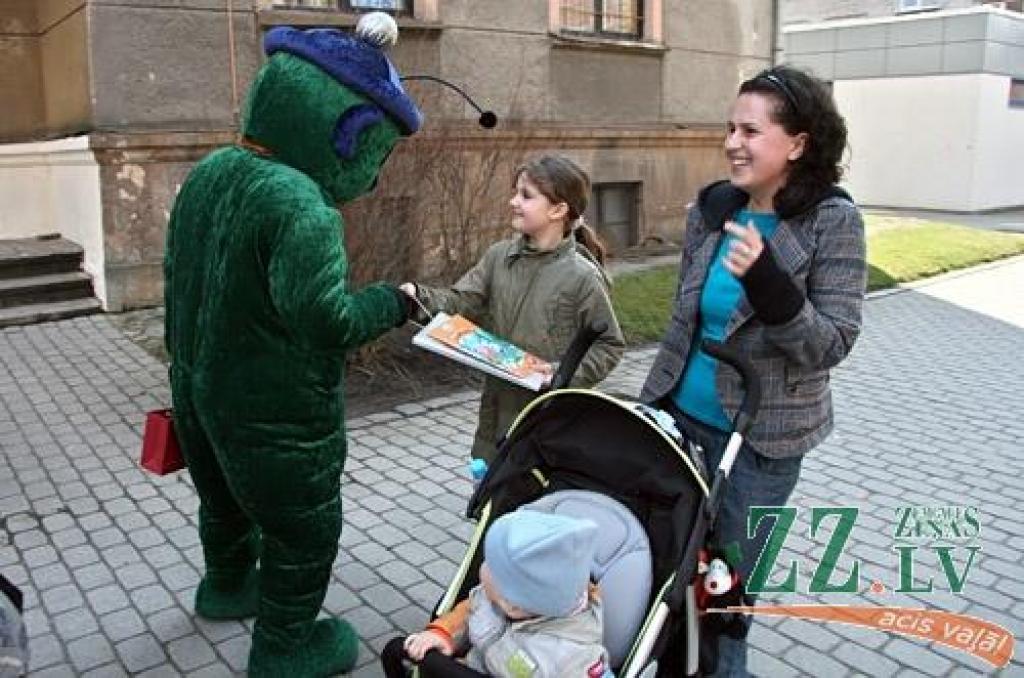 «Zinīša» vadītāja Baiba Beire atzīst – lai noturētu lasītāju, jāmainās līdzi laikam, panākot, ka «bibliotēka ir labo sajūtu vieta». Šādu moto savam Bibliotēku nedēļas pasākumu ciklam, kas noslēgsies 27. aprīlī, devusi Jelgavas Zinātniskā bibliotēka.
Autors: Agris Samcovs