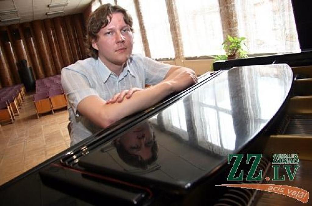 Gadu gaitā radies iespaids, ka Jelgavā grūti nokļūt pasākumā, kur vien nepieciešams koncertmeistars, vai tā būtu koru vai ansambļu skate, vai tautā tā sauktie Kapu svētki, un nesastapt pie klavierēm vai to elektroniskās versijas Māri Treiju. 
Autors: Agris Samcovs