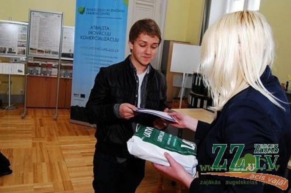 Balvu par iegūto 2.vietu nominācijā «Saturīgākā avīze» saņem Jelgavas 1.ģimnāzijas avīzes «Kvadrātsakne» redaktors Kaspars Lejiņš.
Autors: Gita Ogņeva, LLU