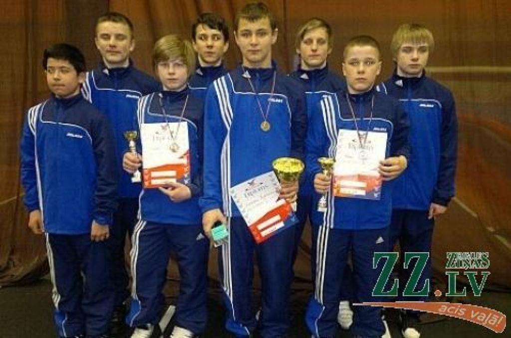 Autors: No sportistu personīgā albuma