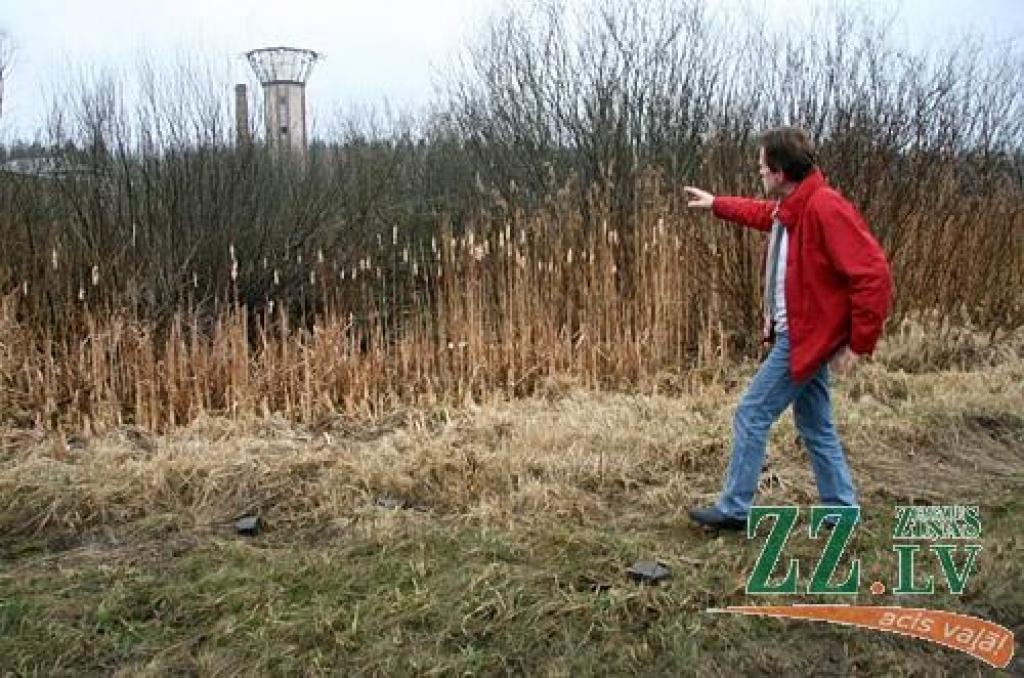 Seši Jelgavas rūpnieciskās zonas uzņēmumu vadītāji un pārstāvji pirmdien parakstījuši vienošanos izveidot apvienību, kuras mērķis – panākt Jelgavas un Ozolnieku pašvaldību aktīvāku darbību sasāpējušu jautājumu risināšanā. 
Autors: Agris Samcovs