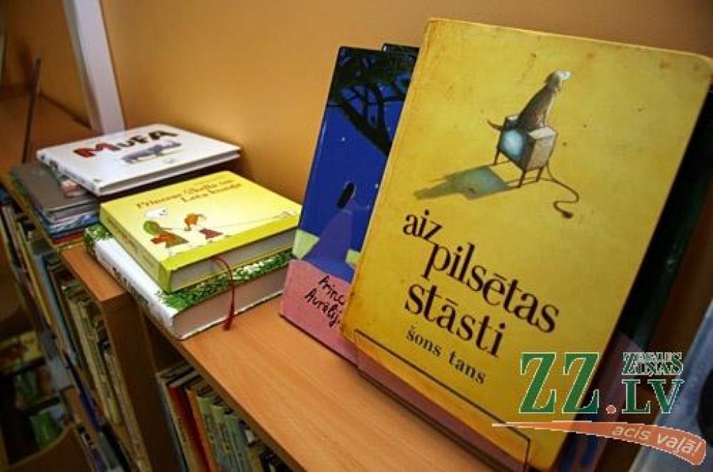 Mudinot amatpersonām sūtīt ziņu «Es gribu lasīt!», lasīšanas veicināšanas programmas «Bērnu žūrija» aizstāvībā iesaistījušās arī mūsu puses grāmatu krātuves. 
Autors: Agris Samcovs