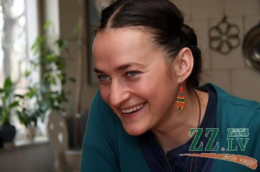 Tulkotāja Kārļa un mākslinieces Lindas Freibergu māju pagalms Platones upītes krastā Klusās nedēļas viducī vēl atrodas aukstuma tvērienā. Lodā dzestrs vējš. 
Autors: Agris Samcovs