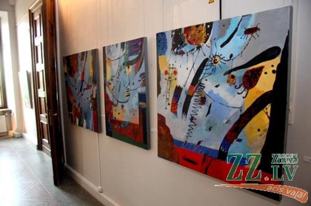 Lielisku dāvanu – Lidijas Dombrovskas-Larsenas 14 gleznas – saņēmis Ģederta Eliasa Jelgavas Vēstures un mākslas muzejs. Sākot ar maija pēdējo dienu, muzejā var apskatīt Austrālijā dzīvojošās latviešu mākslinieces darbu izstādi.

Lidija...