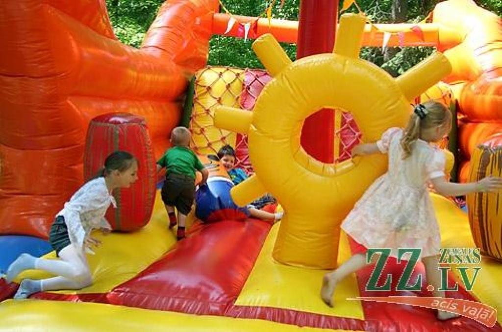 Vairāk nekā 1000 jauno dziedātāju, dejotāju un citu interešu izglītības pulciņu dalībnieku no Jelgavas un Ozolnieku novadiem 27.maijā Elejas muižas parkā svinēja Bērnu svētkus.
Bērnu svētki ir kārtējā mācību gada noslēguma pasākums, un...