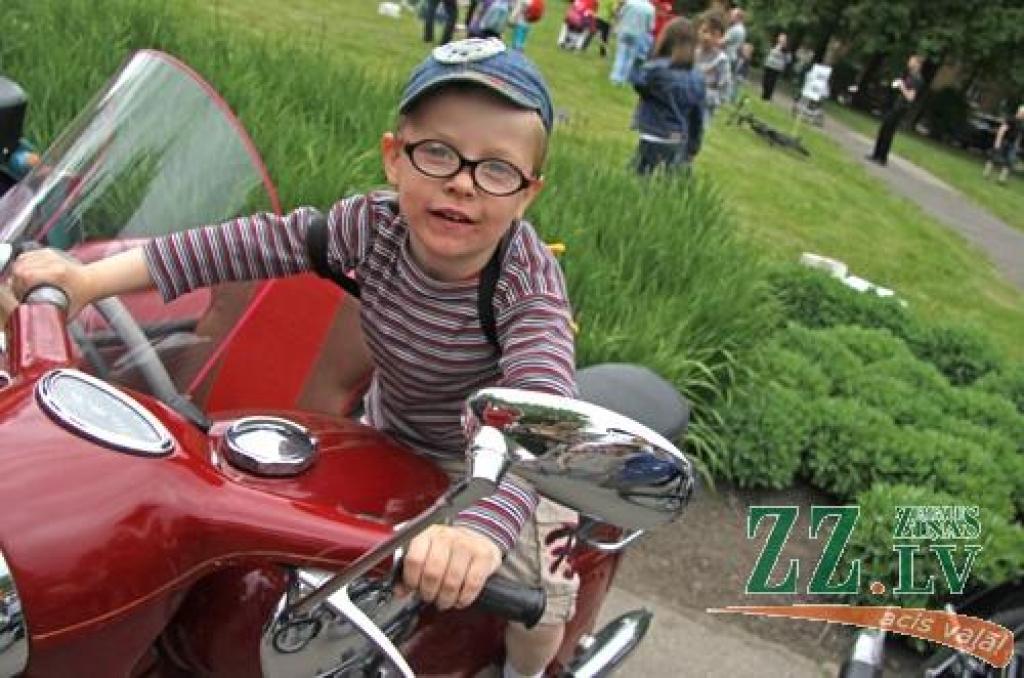 Ar tradicionālo Amatu tirgu Jelgavas centrā sestdien turpinājās Pilsētas svētki. Šoreiz dažādu nozaru amtbniecības izstrādājumi bija pārstāvēti kuplā skaitā – 134 stendos, bez tam bija sarīkotas vairākas reklāmas akcijas. Vairāku stendu...