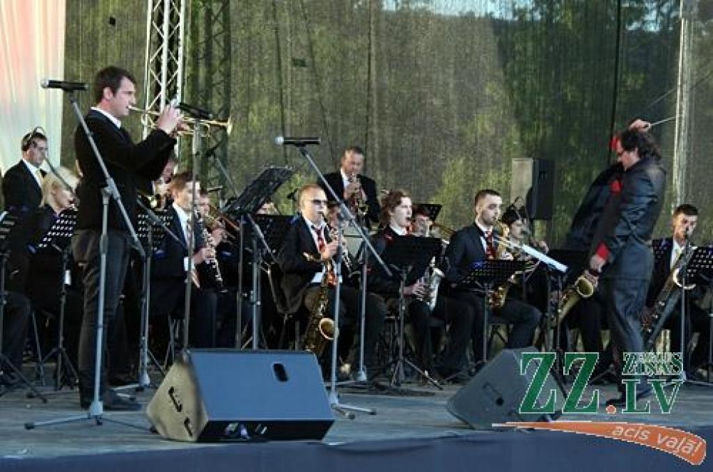 Jelgavas bigbendam šoreiz ticis gods piedalīties gan Pilsētas svētku atklāšanas, gan noslēguma koncertprogrammās. 
Gan Jelgavas bigbends, gan «Trīs Latvijas tenori» (Miervaldis Jenčs, Nauris Puntulis, Guntars Ruņģis) ir vērtības ar...