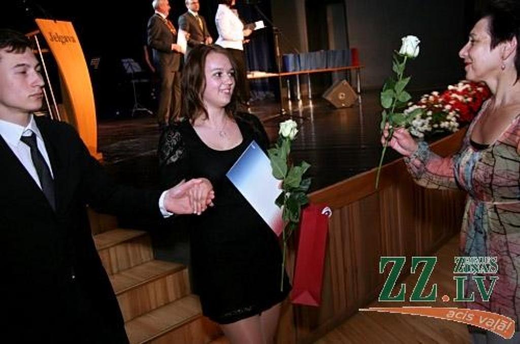 Tuvojoties mācību gada noslēgumam, Pilsētas svētku laikā tradicionāli tiek godināti Jelgavas vispārējo un profesionālo izglītības iestāžu audzēkņi, kuri Zemgales un Latvijas līmenī spējuši sevi teicami apliecināt mācību olimpiādēs,...