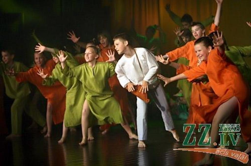 Patiesību sakot, ne mazāk krāšņa bija arī jubilejas programmas, ko piektdienas vakarā Jelgavas kultūras namā pirmo reizi publikai rādīja aģentūras «Kultūra» deju kolektīva «Vēja zirdziņš» kuplais pulks (215 bērnu septiņās grupās vecumā no...