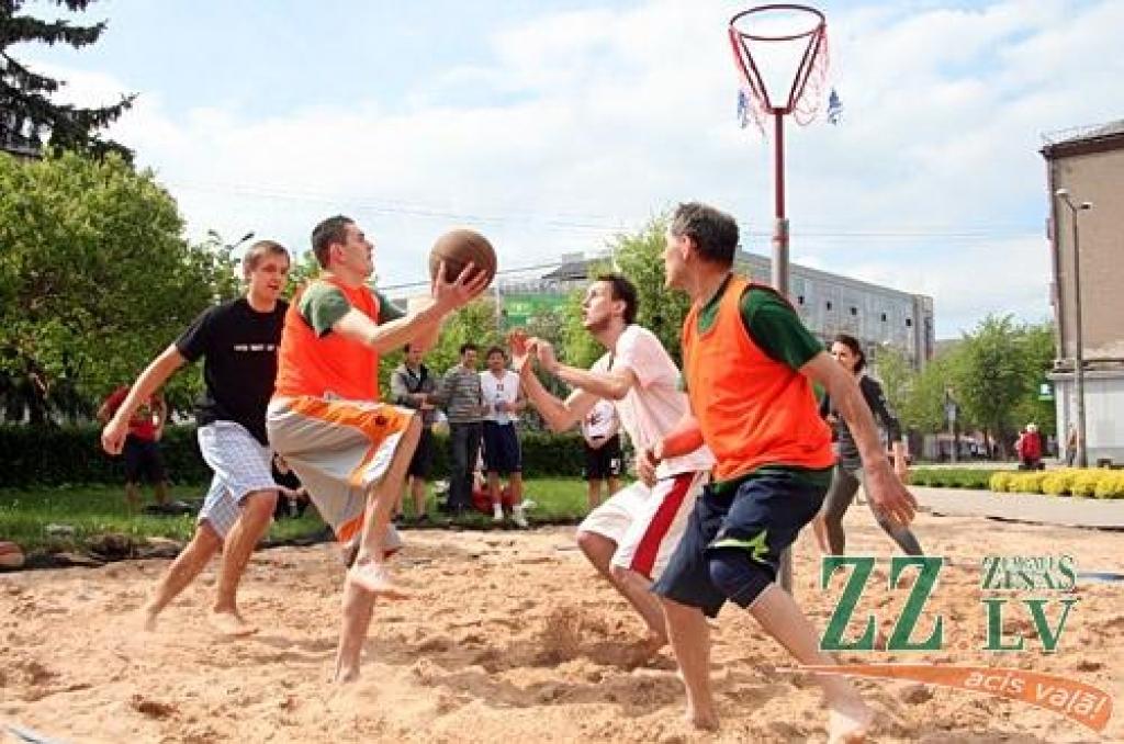 Pirmajā pludmales basketbola turnīrā «Kanclera nama un Čili pica zelta smiltis», kas notika laukumā, kur jau ir ierīkots smilšu placis topošajam bērnu rotaļu laukumam, piedalījās sešas komandas. Lai arī spēlētāji iepriekš nav piedalījušies...