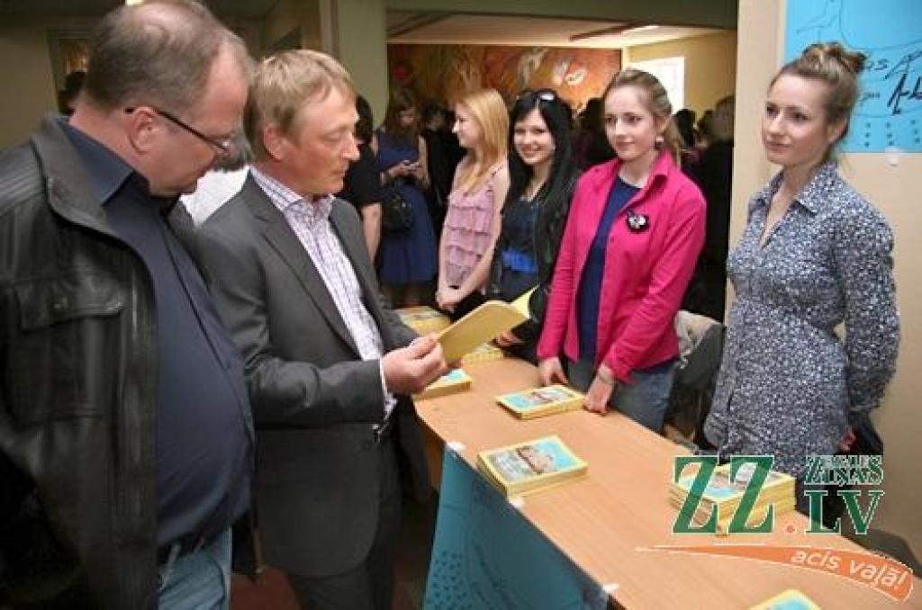 Sestdien ar absolventu, kā arī tagadējo un bijušo skolotāju salidojumu tiek svinēta Jelgavas Valsts ģimnāzijas 90 gadu jubileja. Starp Jelgavas 2.vidusskolas – tagadējās Valsts ģimnāzijas – absolventiem ir tādi cilvēki kā Atmodas laika...